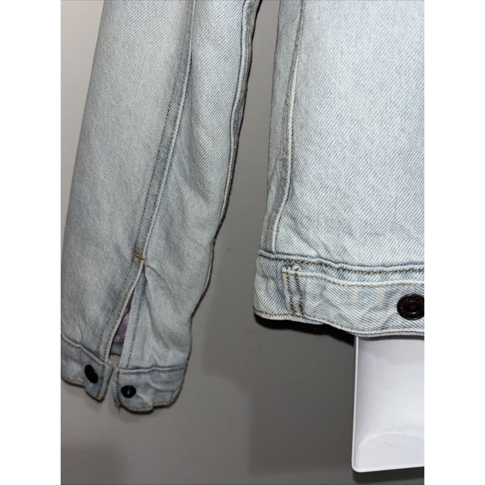 LEVI'S Women's Jean Jacket  Lavender Light Wash Size Medium - Image 10