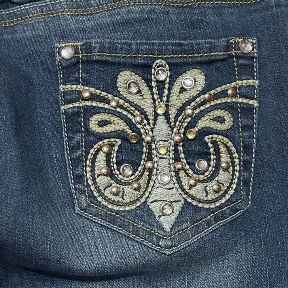 Liuce’s Jeans Women's Lo Rise Distressed Embellished Pockets Jeweled Fastener 13 Size undefined - Image 3