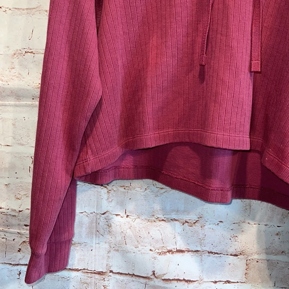 ribbed cropped hooded long sleeve shirt pullover Medium logo maroon - Image 3