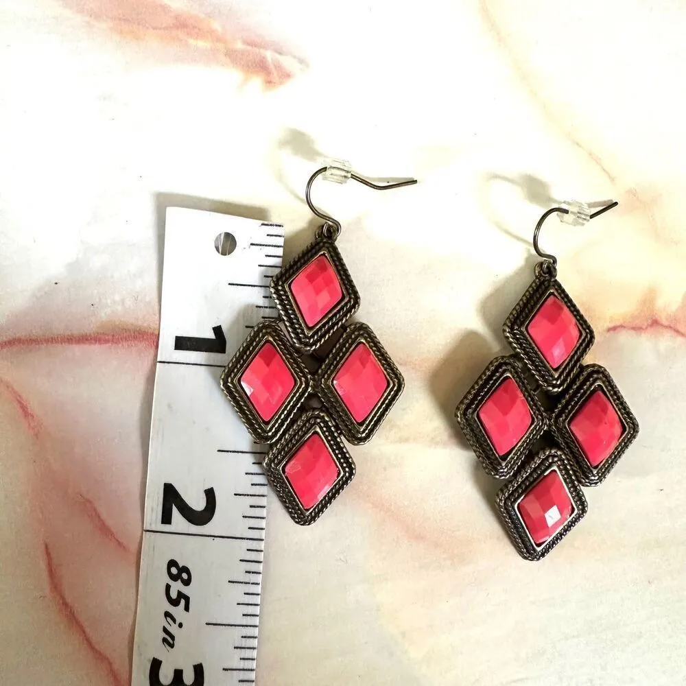 Brass tone/pink dangle earrings - Image 8