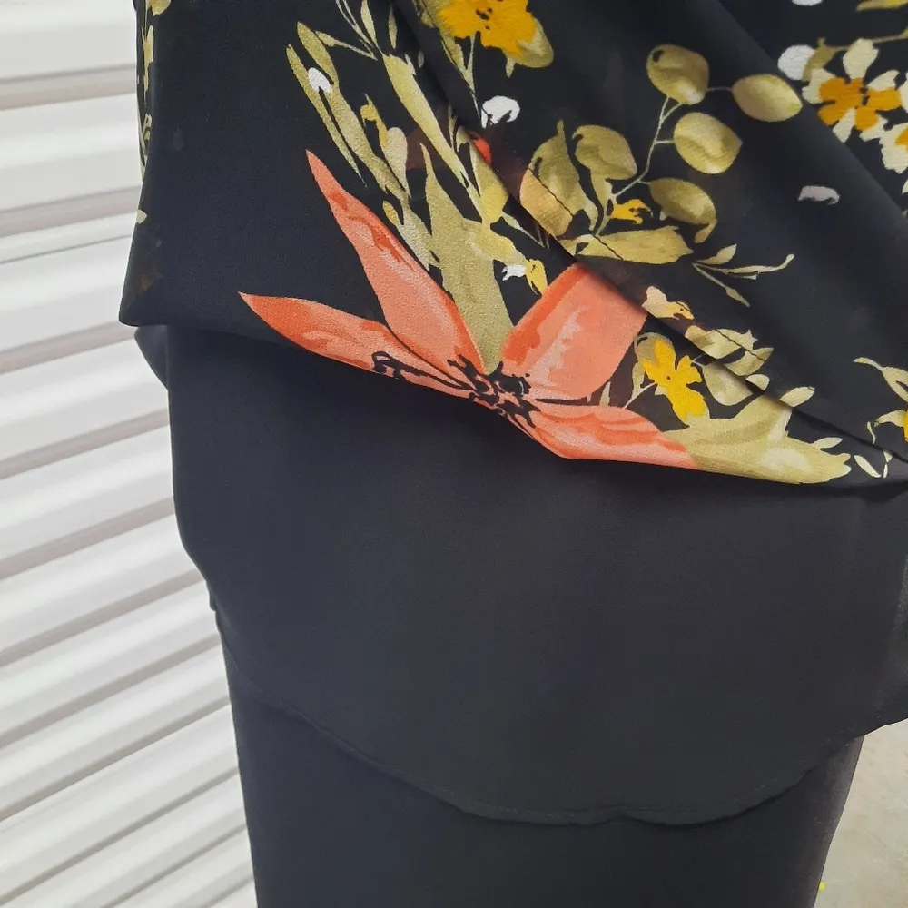 T Tahari Top Womens Small Black Floral Burst Print Sleeveless Tie Neck Blouse - Image 10