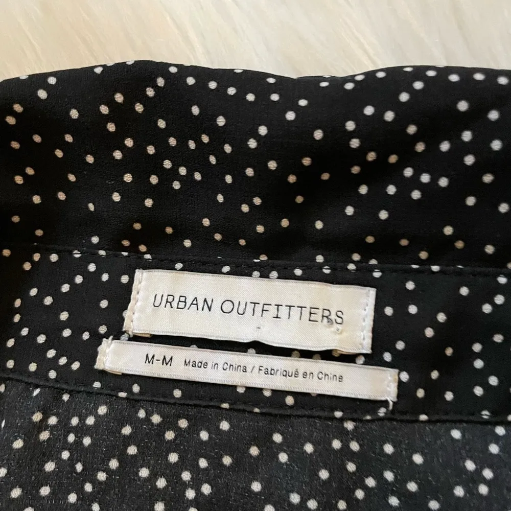 URBAN OUTFITTERS Tie Front Short Sleeve Cropped Tee - Image 4