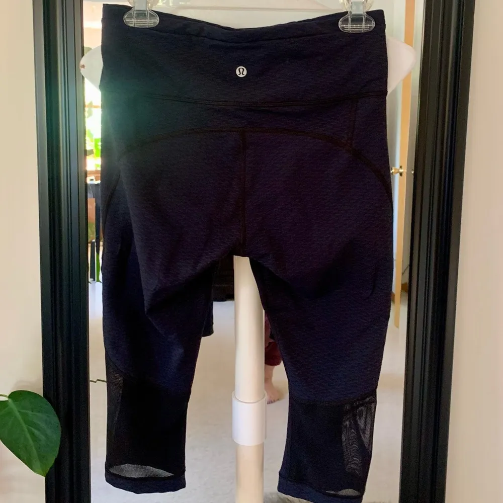 Lululemon Black & Blue Textured Capri Yoga Pants - Image 2