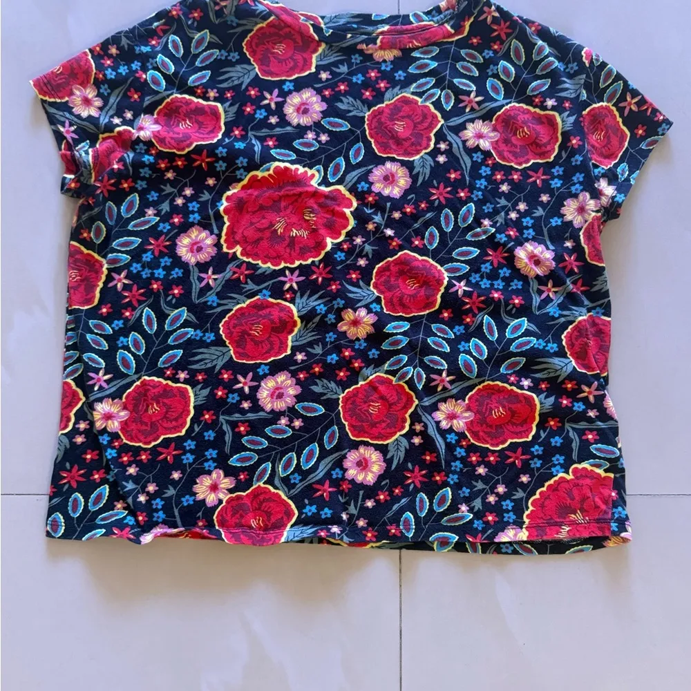 short-sleeved t-shirt with an all-over floral print. The shirt features - Image 12