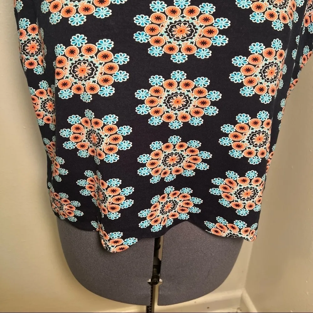 Crown & Ivy Blouse Navy Coral Floral Scallop Hem - Image 4