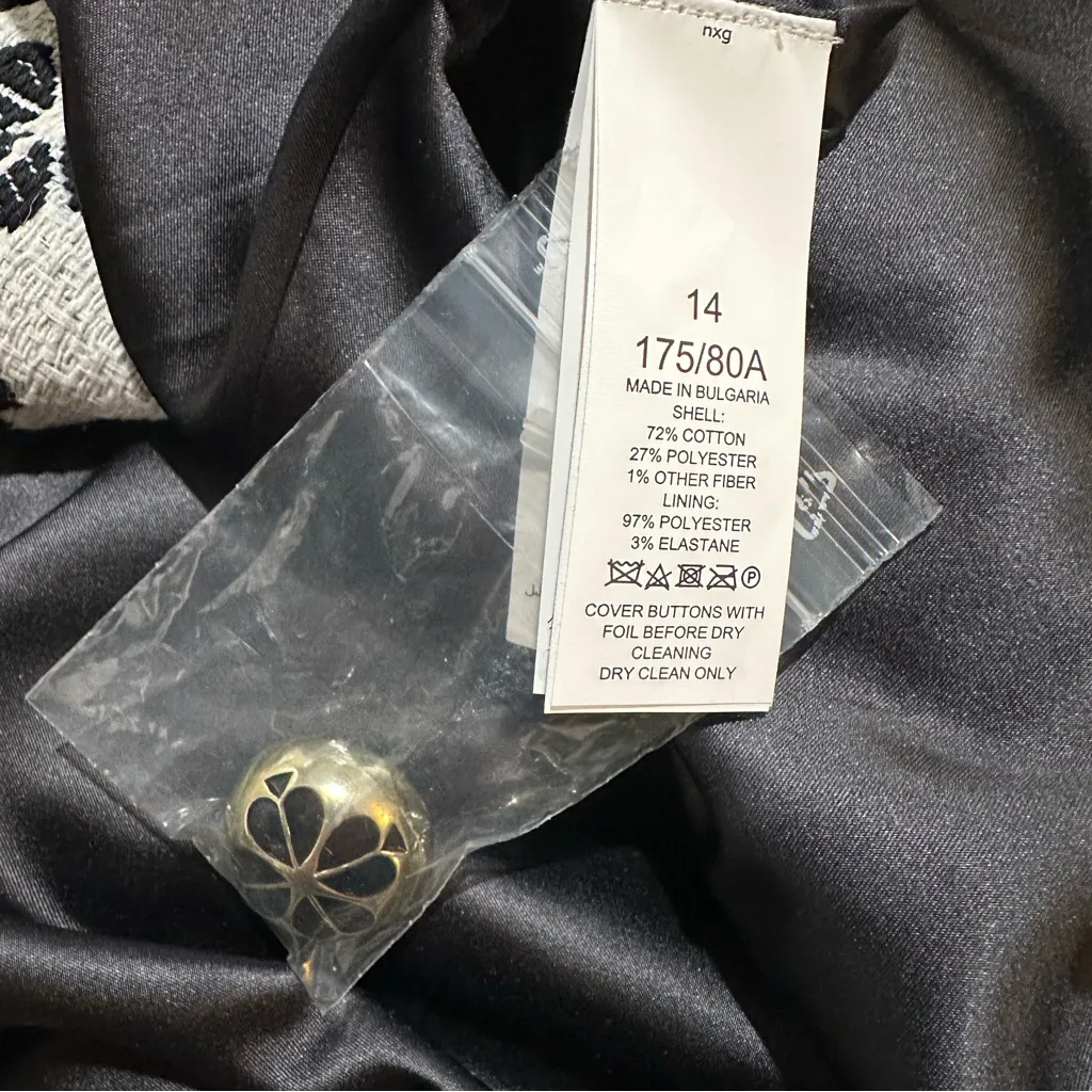 Kate Spade New York Black & White Embroidered Button-Front Mini Skirt – Size 14 - Image 7