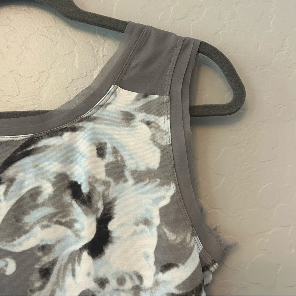 ⭐️Simply Vera Vera Wang gray and light blue floral sleeveless dress size small - Image 3