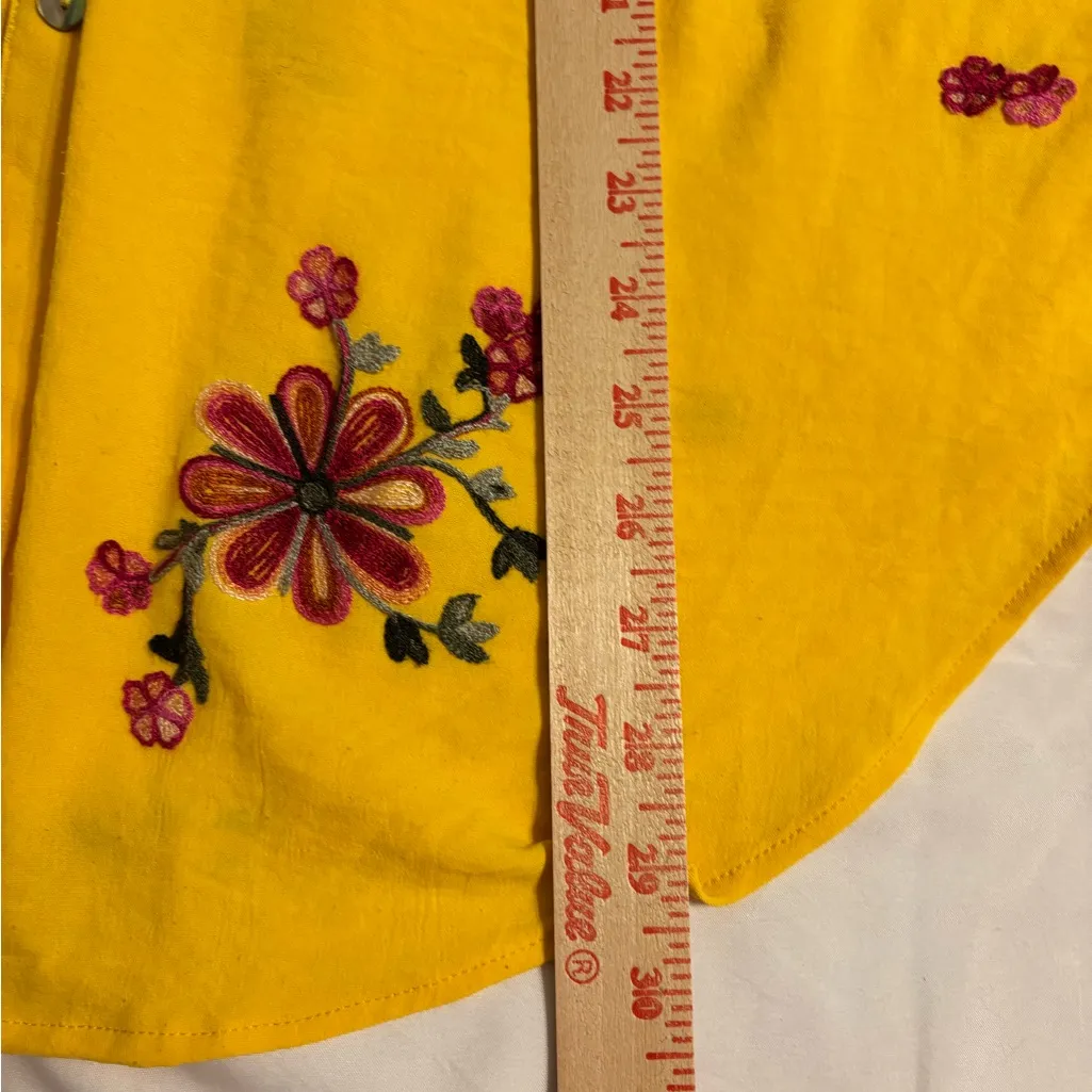 🌼 Fig and Flower Yellow Embroidered Blouse
Size 1X — Button Front - Image 5