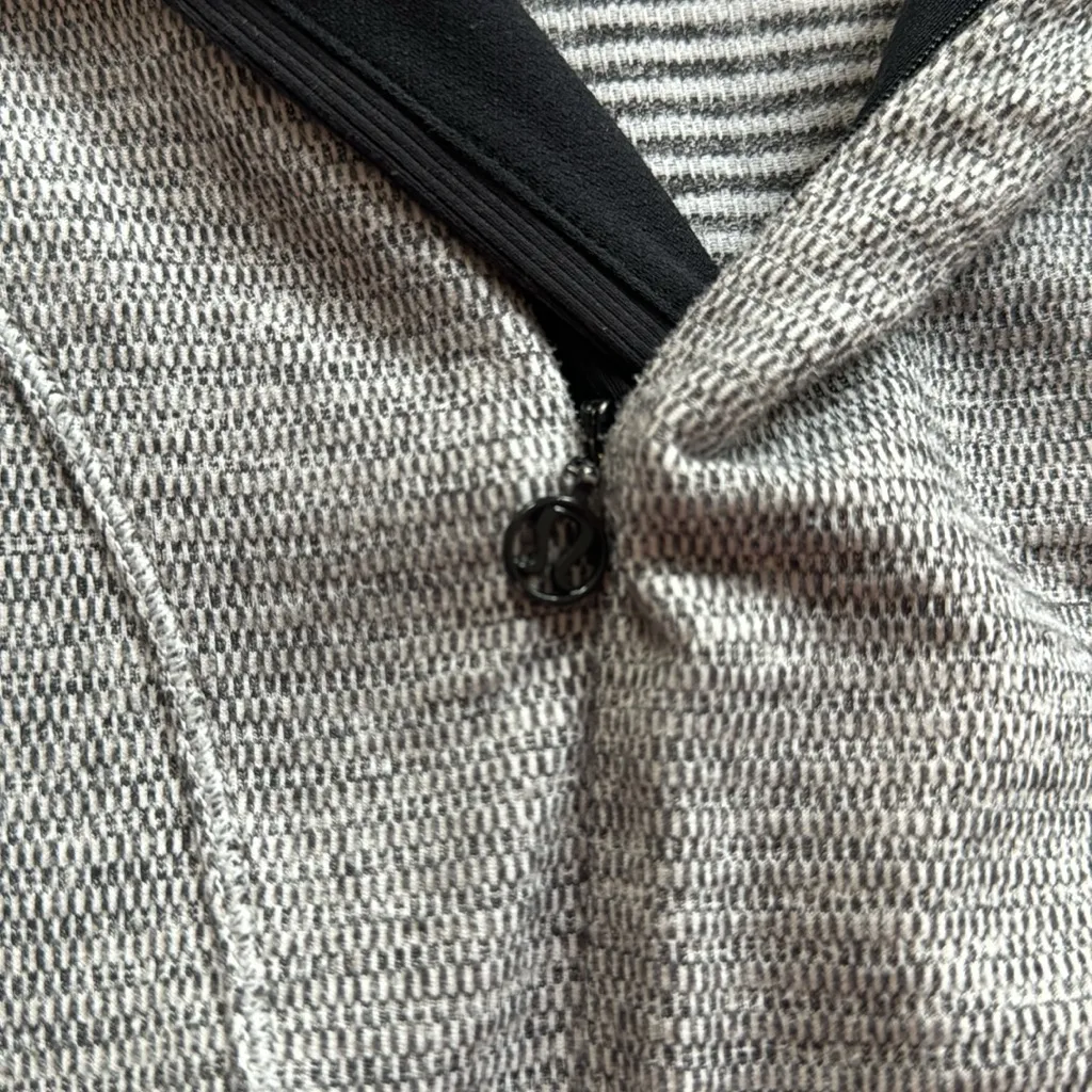 Lululemon athletica Base Runner
1/2 Zip Pullover thermal size 4 Mint condition - Image 7