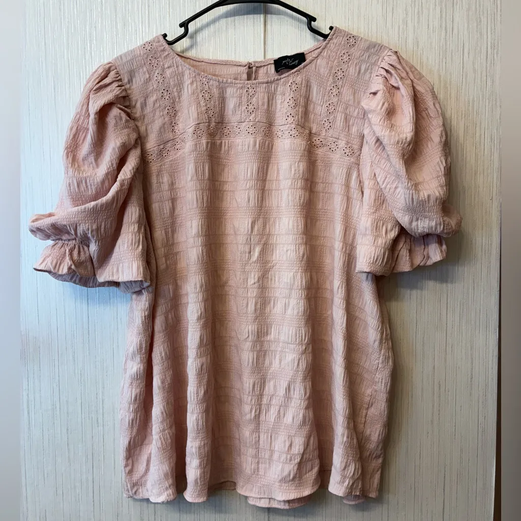 Milk & Honey Blush Pink Textured Blouse w/ Eyelet & Ruffled Puff Sleeves (2X) - Image 2