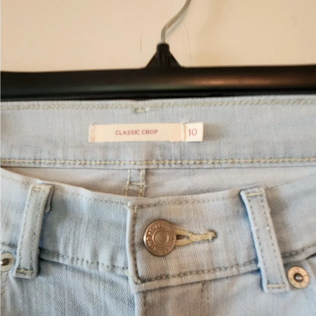 Levi classic crop light wash jeans size 10 - Image 3