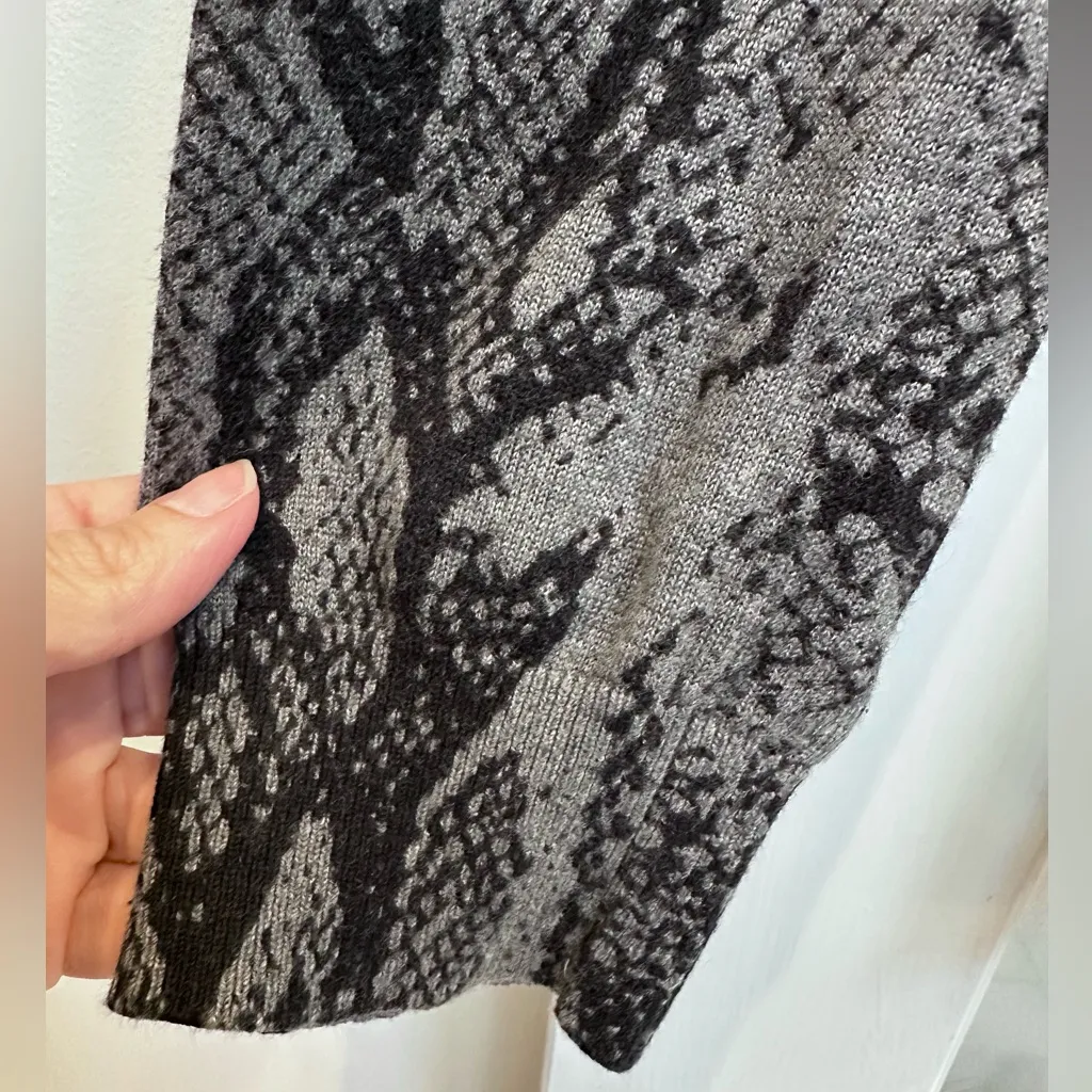 BCBGMAXAZRIA  Y2K Super Soft Grey Black Snakeskin Print Pullover Sweater Size L - Image 5
