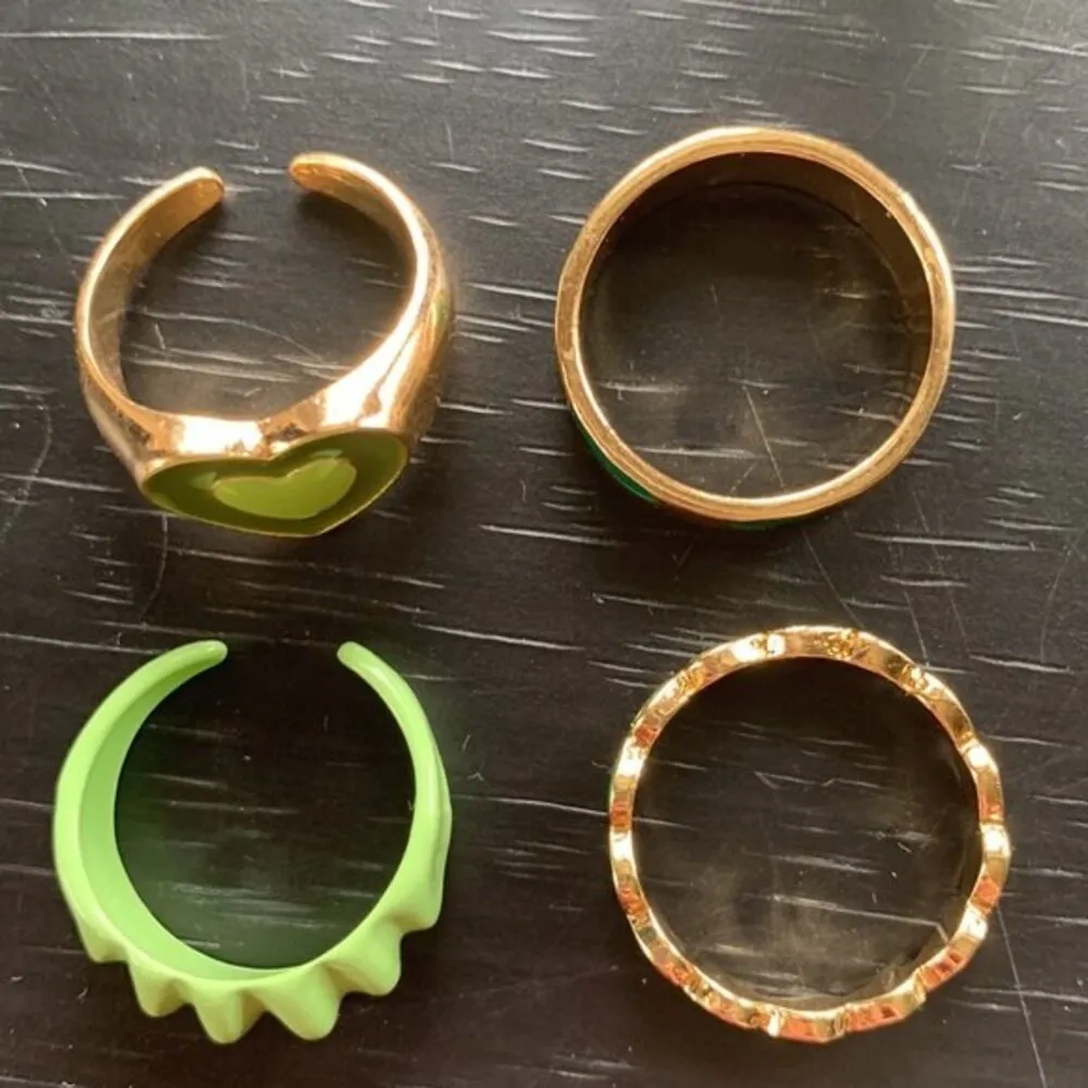 Set of 4 Green Heart Rings - Image 4