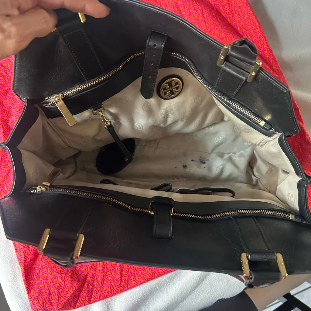 Tori Burch Elegant Black Leather Tote Bag - Image 4
