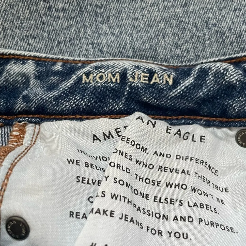 American Eagle mom acid light wash jeans size 0 - Image 11