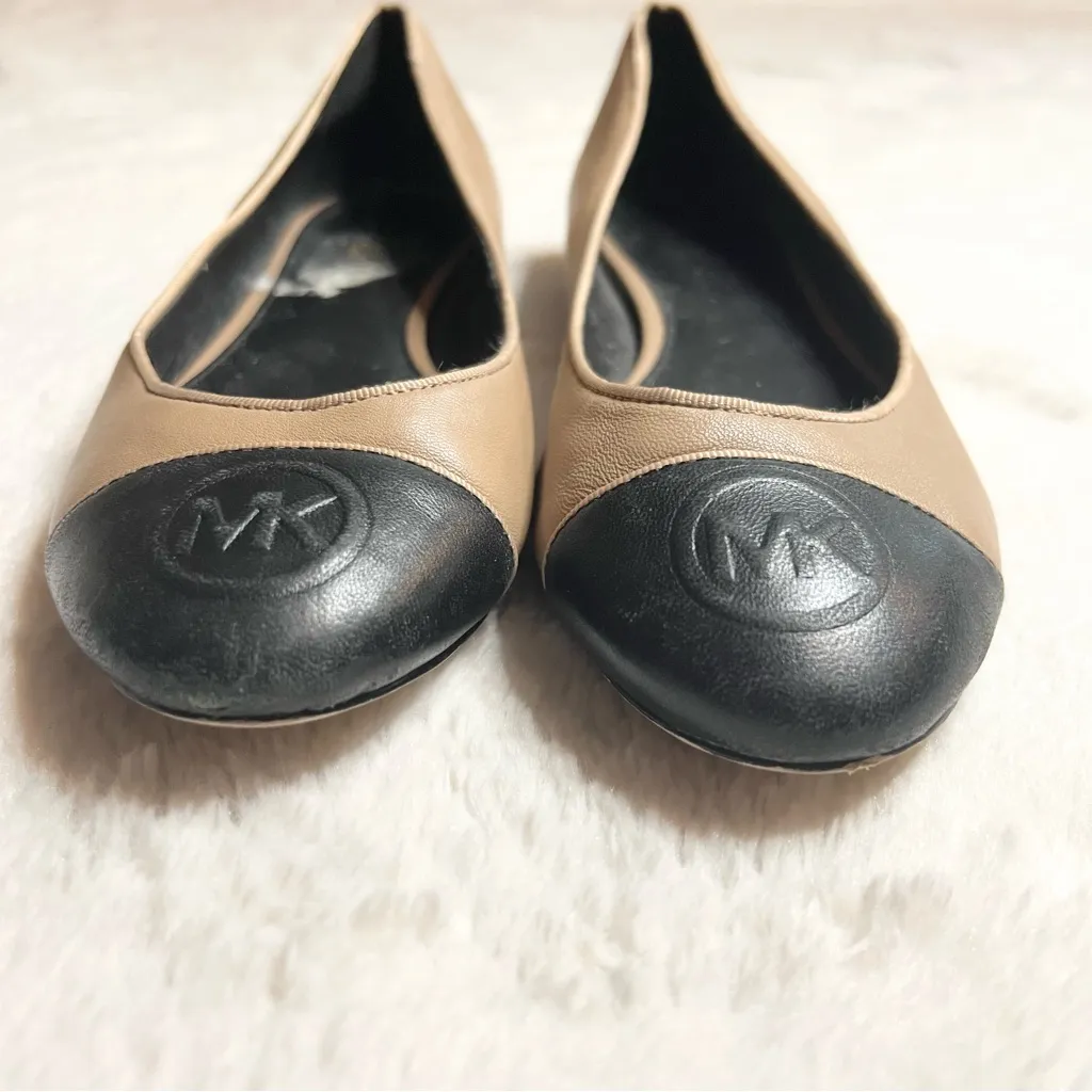 Michael Kors Black and Tan Flats with Classic Design Size 6 - Image 4