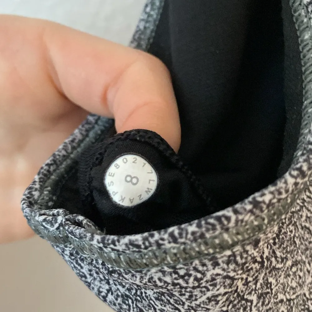 Lululemon 8 Run The Day Bra in Fractal Dark Starlight Black / Black - Image 9