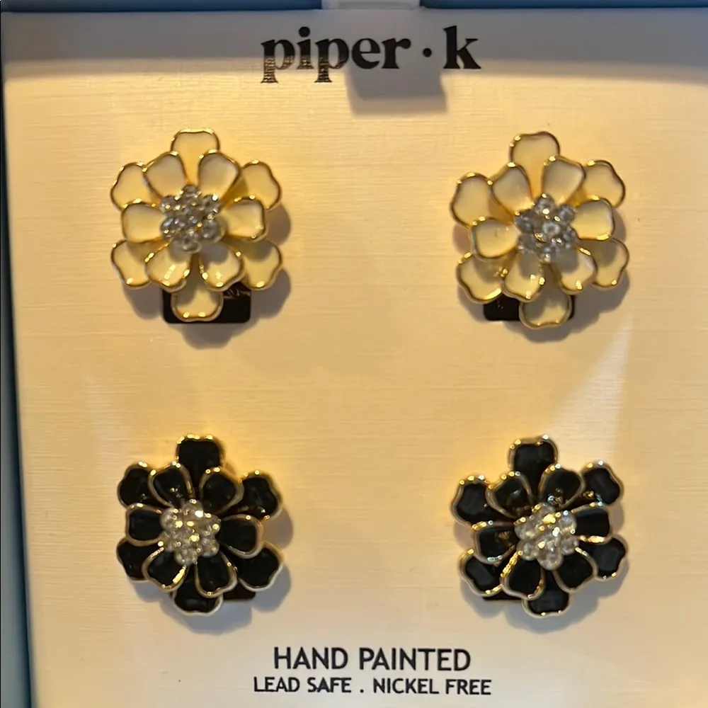 ✨Piper K Floral Earrings Set in Black and Cream 🤍🖤🤍 - Image 2