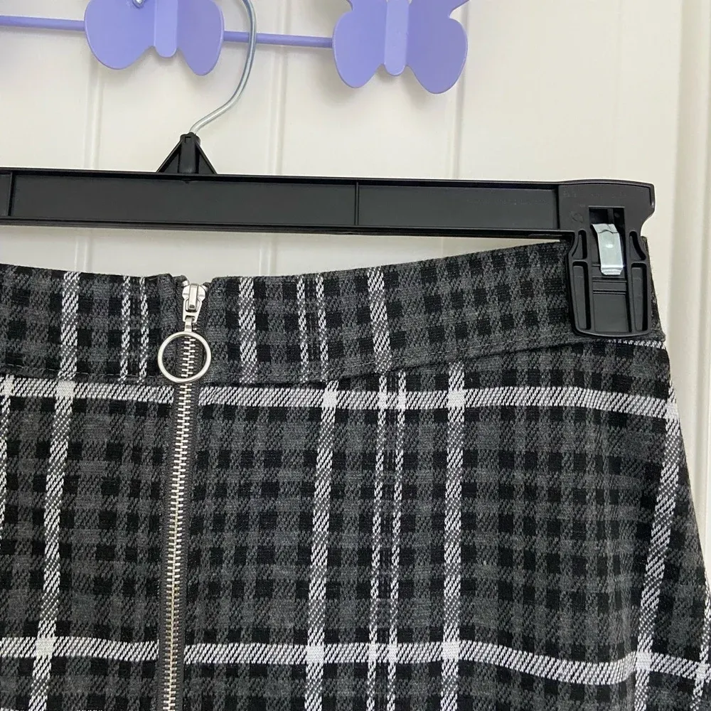 NWT | Ardene women’s‎ plaid zip up miniskirt — medium Black - Image 2