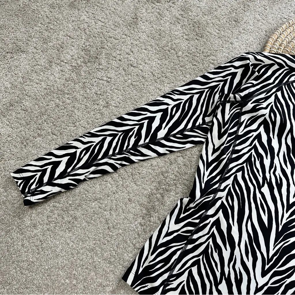 Coolibar Women’s Sun Protection UPF 50+ Zebra Print Shirt Longsleeve Size S Black - Image 5