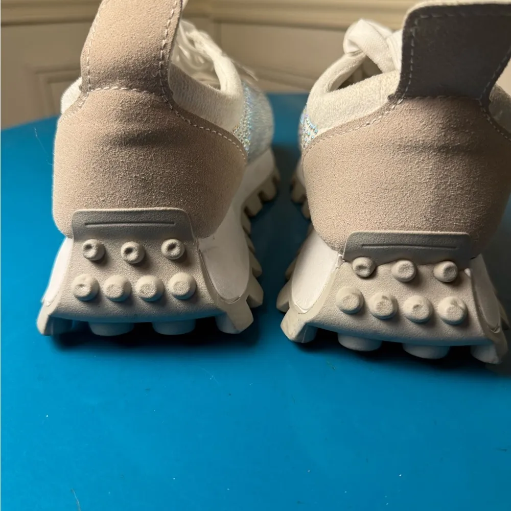 Yoki White Sparkling Sneakers with Textured Design - Image 9