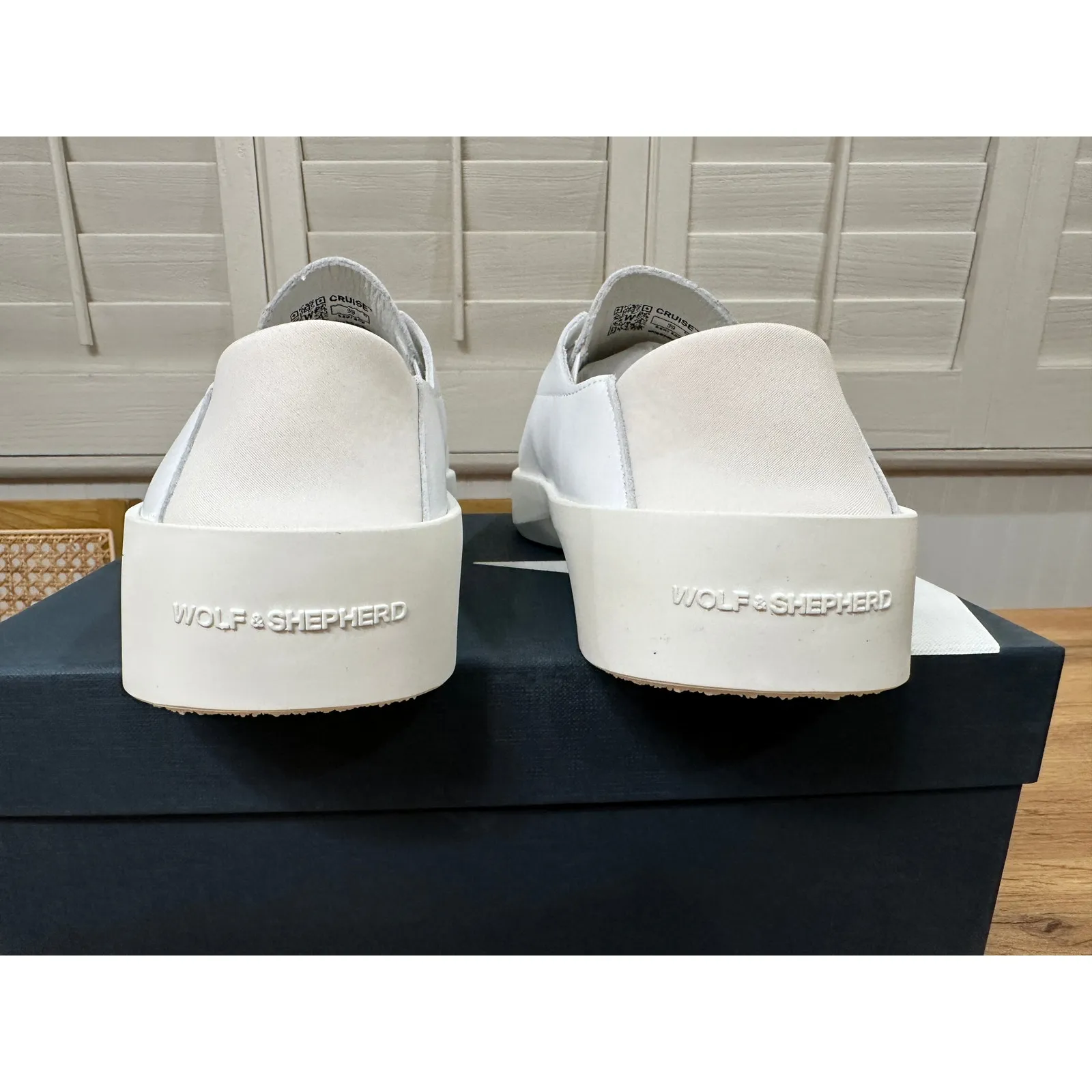 Wolf and Shepherd Women's Cruise Ace Slip - Image 11