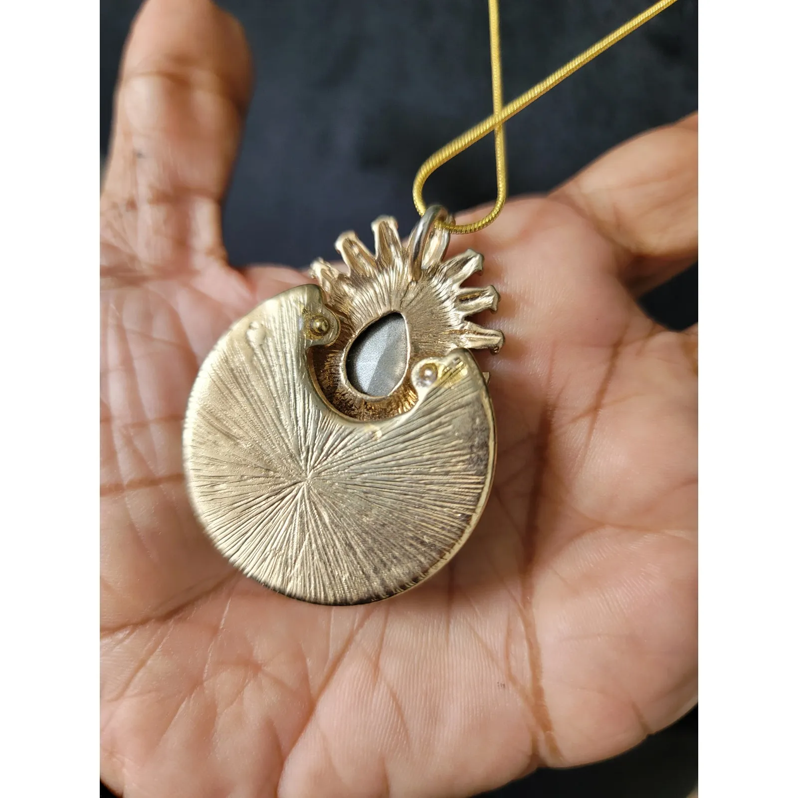 Women's Gold Chain Necklace With Green Gemstone Pendant And Lobster Clasp Lock - Image 6