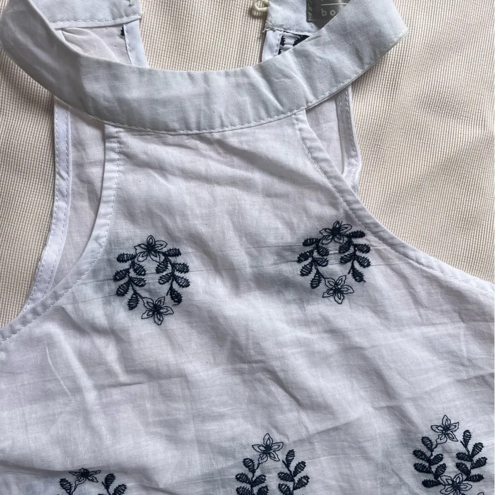 White and Navy Embroidered Sleeveless Top Size XS - Image 5
