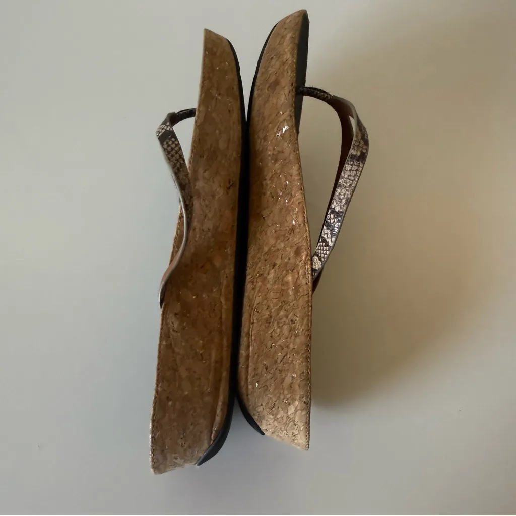 FitFlop Linny Cork Wedge Snake Print Thong Flip Flop Sandals SZ  10 Comfort Shoe - Image 3