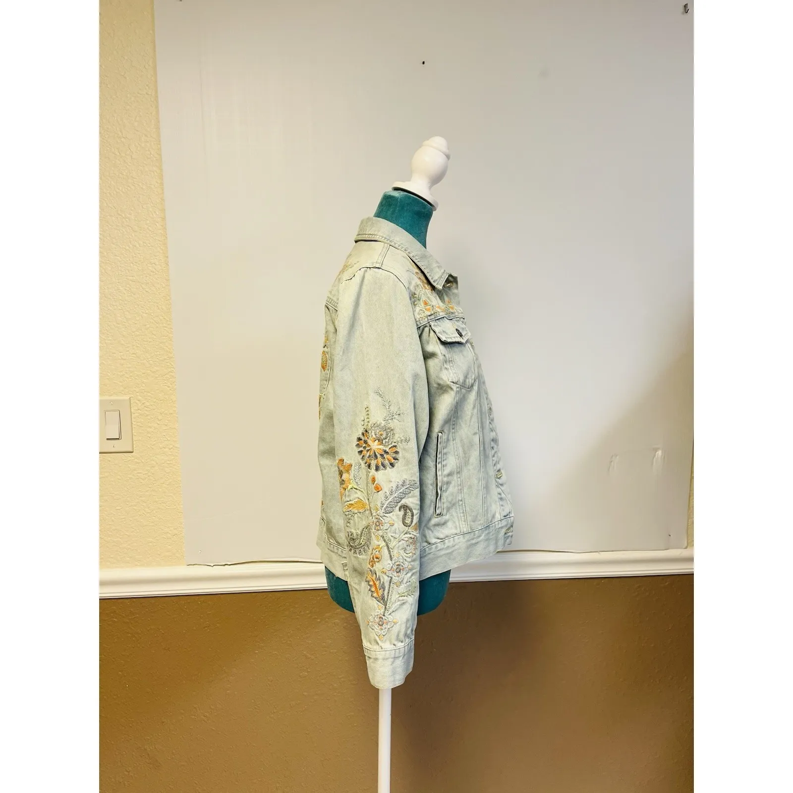 Johnny Was Workshop Floral-Embroidered Denim Jacket, Size XS Light Wash - Image 3