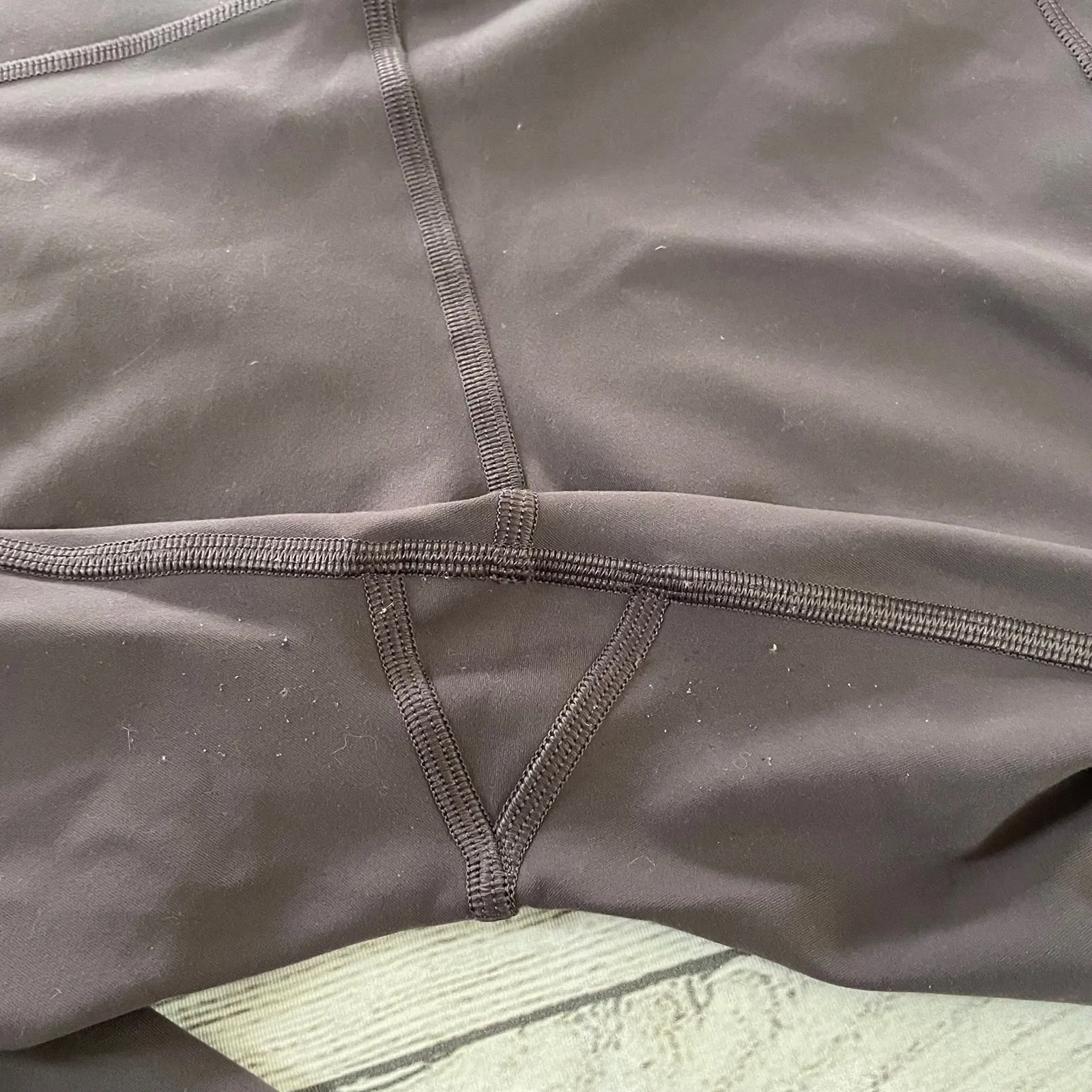 Lululemon In Movement Tight Leggings Crop 19” Women 8 Black Currant - Image 3