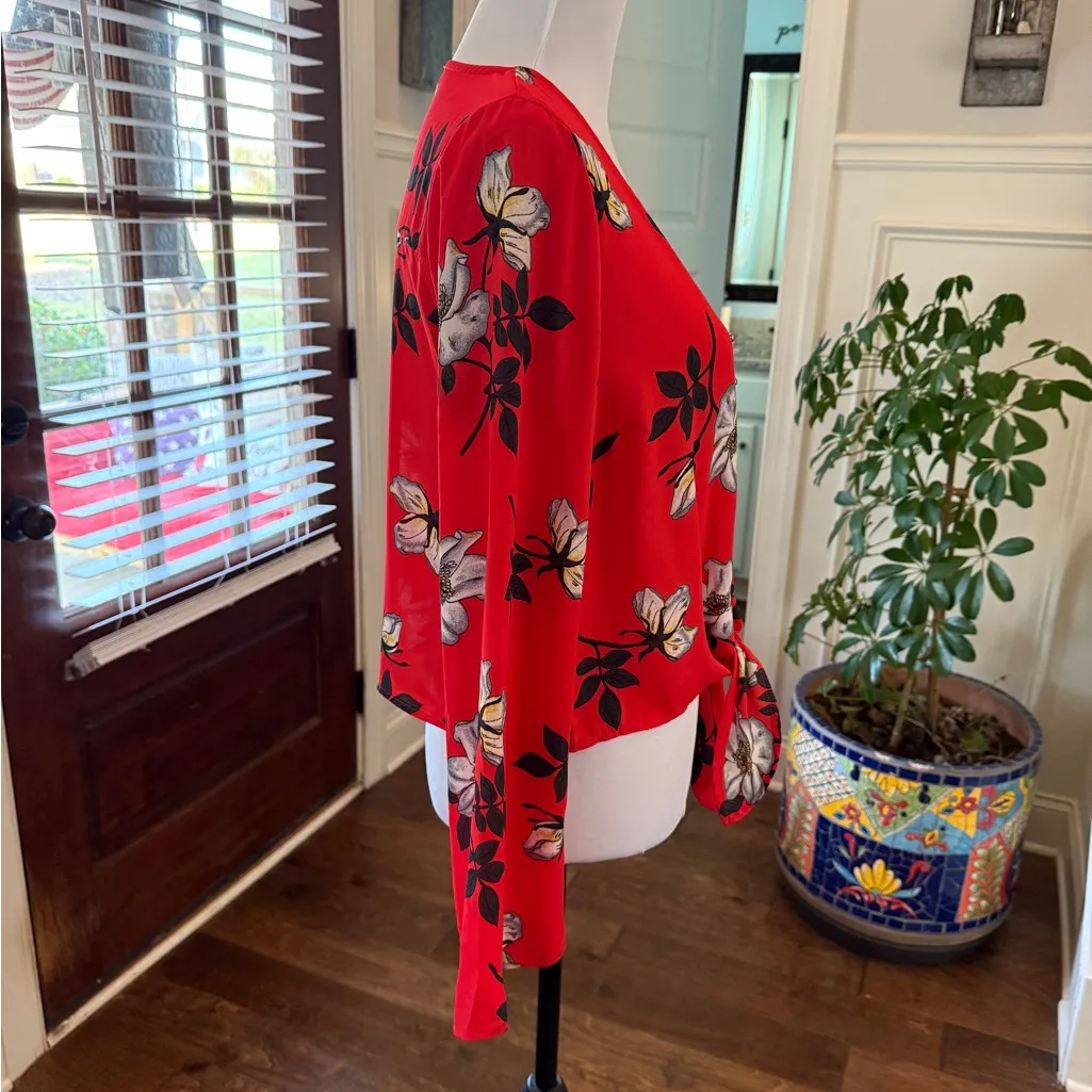 URBAN Romantics NWOT Floral Blouse with  Oversized Sleeves Pewter Buttons & Tie - Image 3