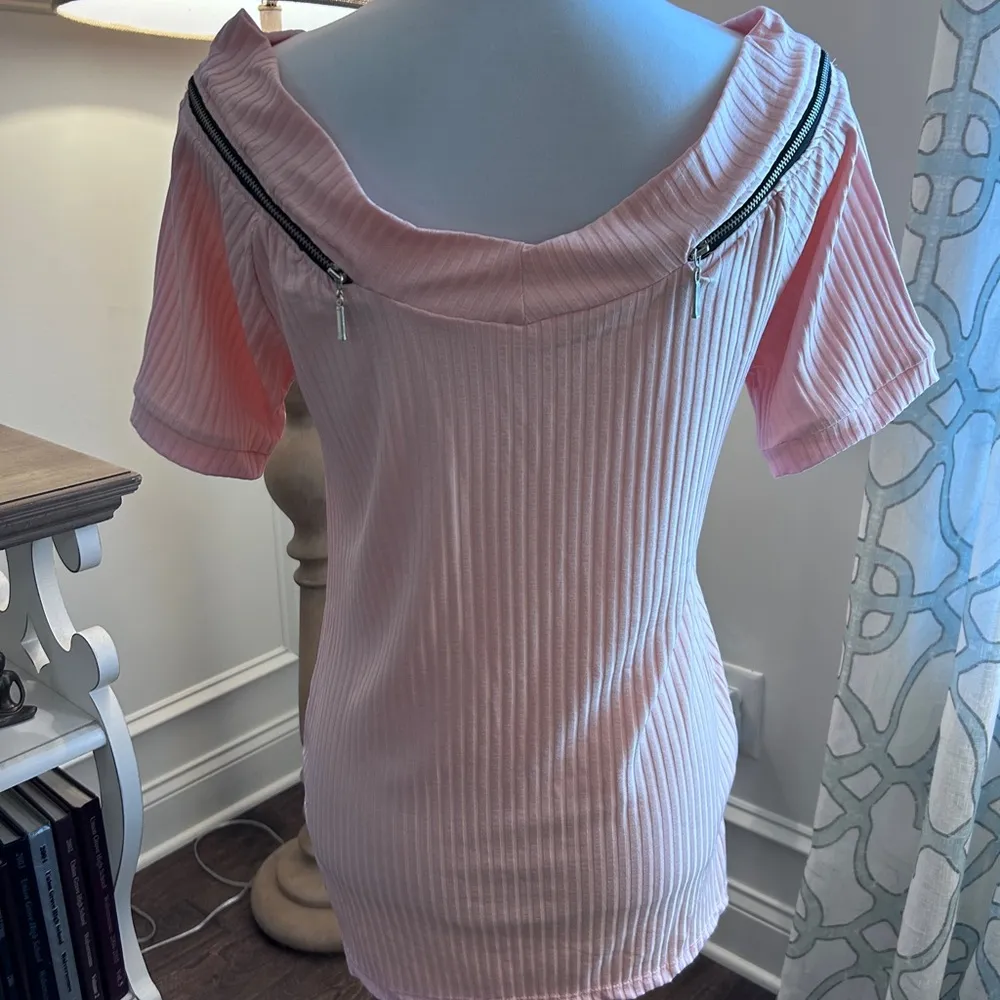 Milan Kiss NWOT ribbed zipper detail v neck blouse Size L - Image 2