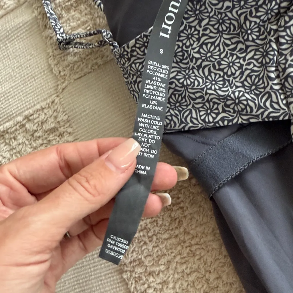 NWOT Vuori Dune One Piece Swimsuit - Azure Mini Samba
Size Small - Image 4