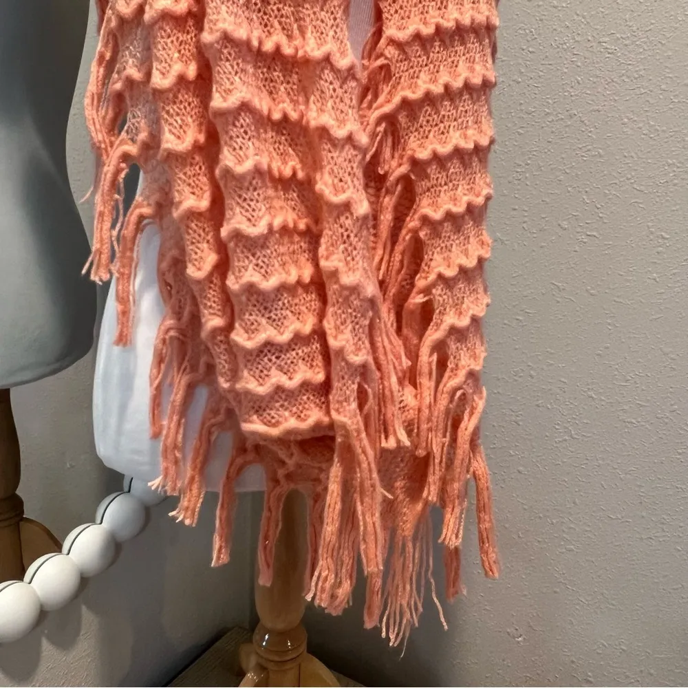 INFINITY SCARF chunky knit peachy orange fringe like new condition tiny sequins - Image 4