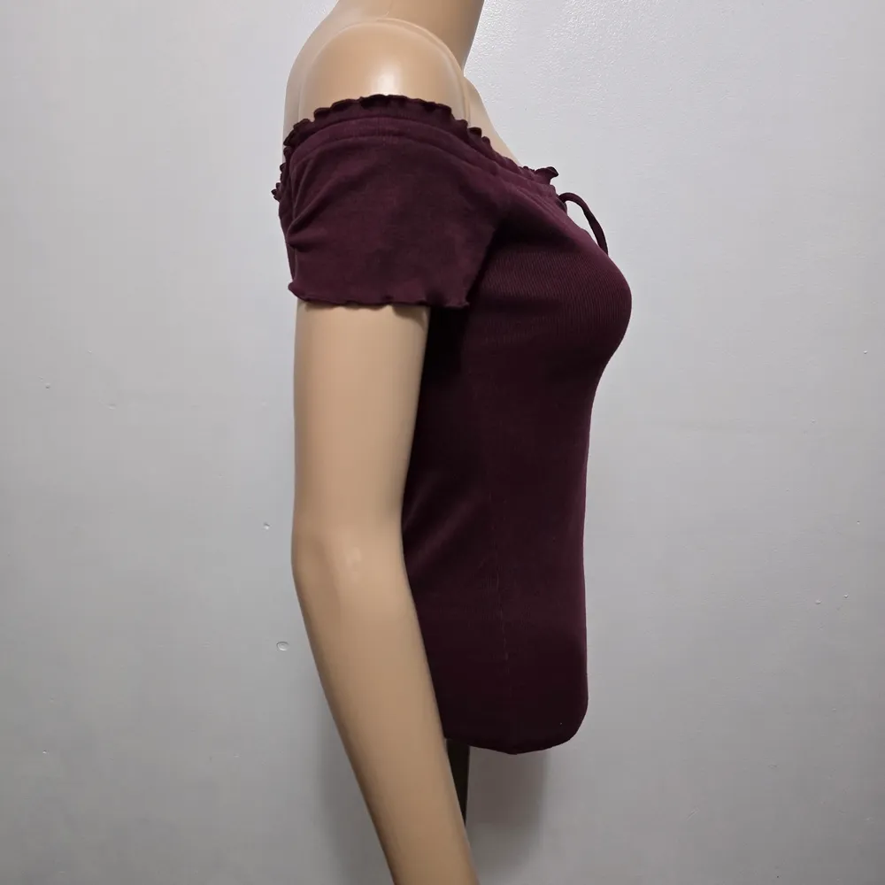 Aeropostale Burgundy Ribbed Off-Shoulder Lace-Up Crop Top Size Medium - Image 4