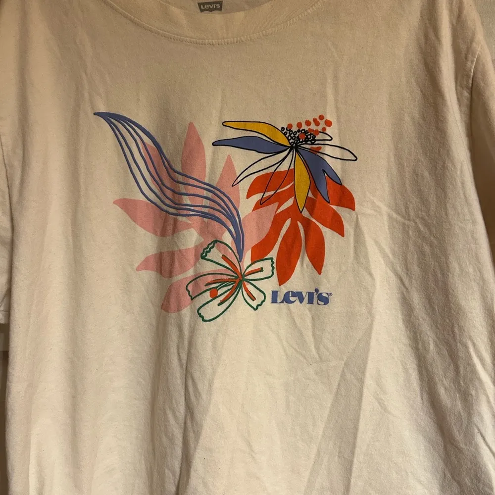 Levi’s Flower T-Shirt - Image 5