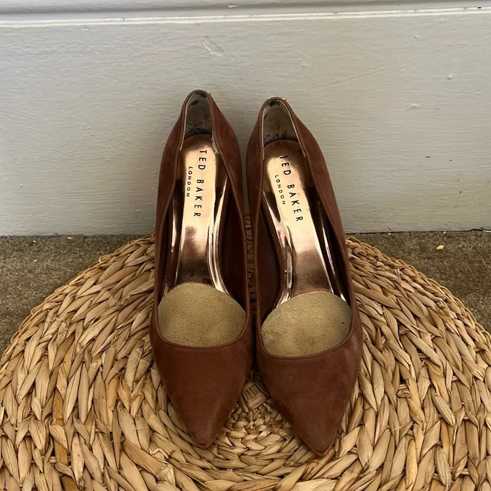 Ted Baker London Savio rose Gold Tip Brown Pointed Suede leather heels size 6.5 - Image 2