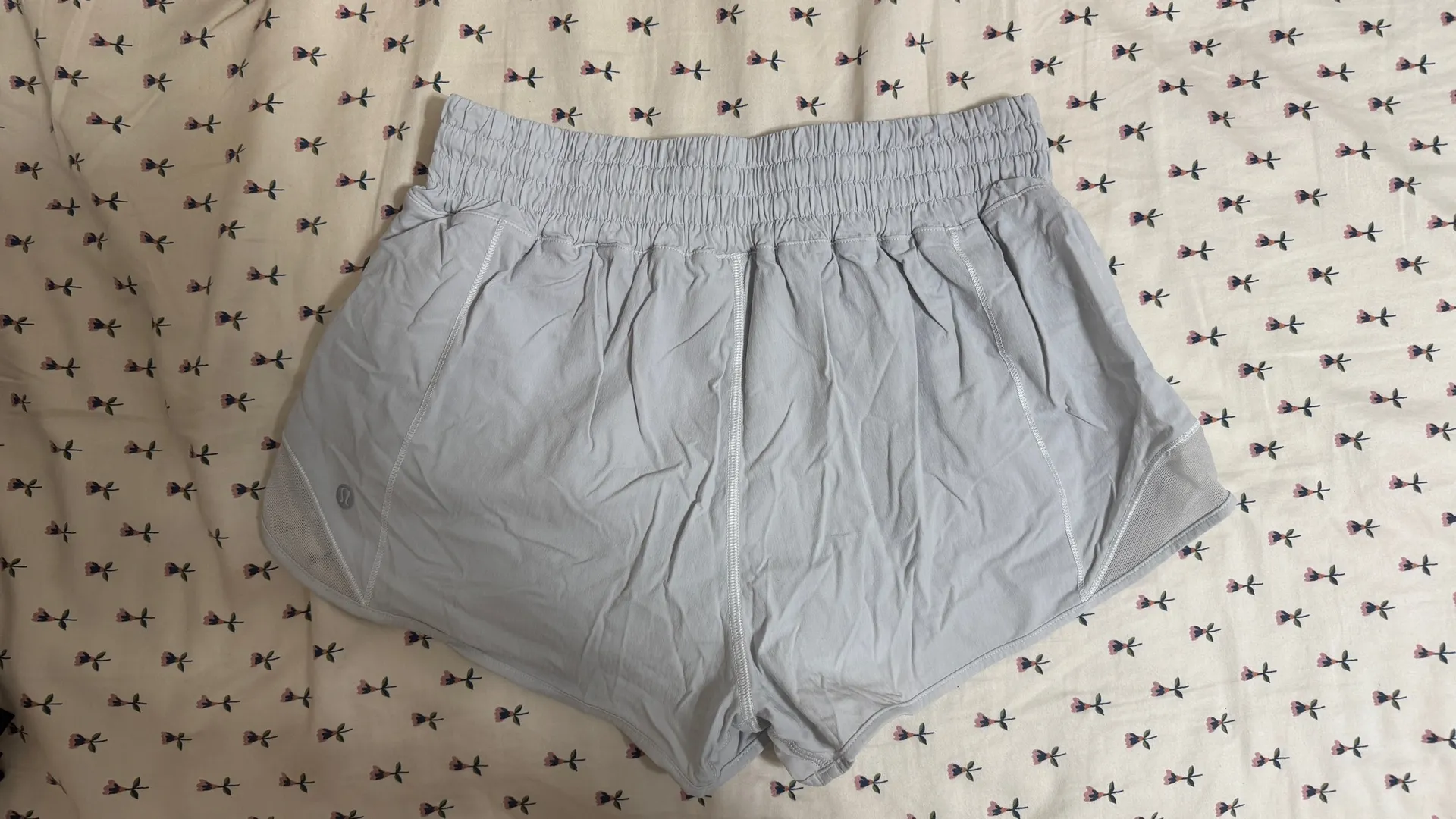 White High-Rise Lululemon Shorts 2.5" Hotty Hot - Image 2