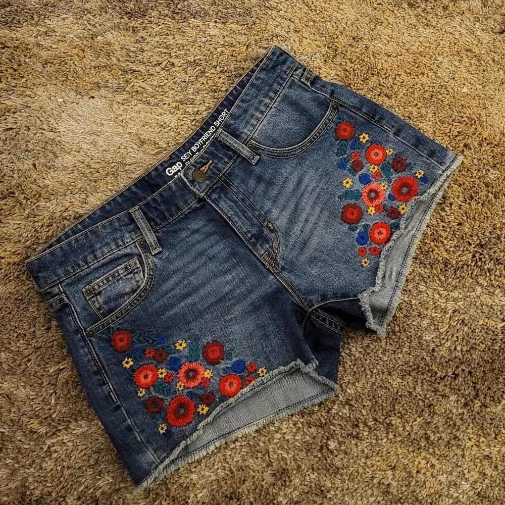 🔥SALE🔥Gap Sexy Boyfriend Floral Embroidered Denim Shorts 4 - Image 8
