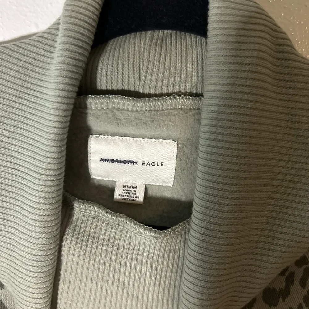 American Eagle  Turtle Neck Crop Sweatshirt Size M - Image 3