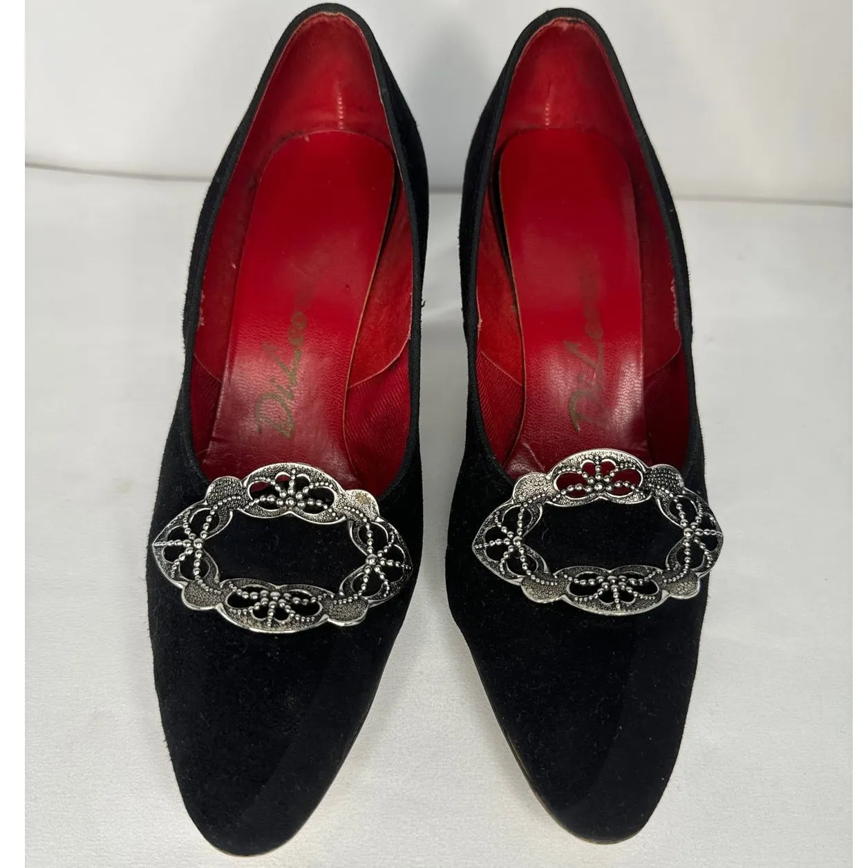 Vintage Black velvet red lining heels with floral wreath metal accent size 7,5 - Image 4