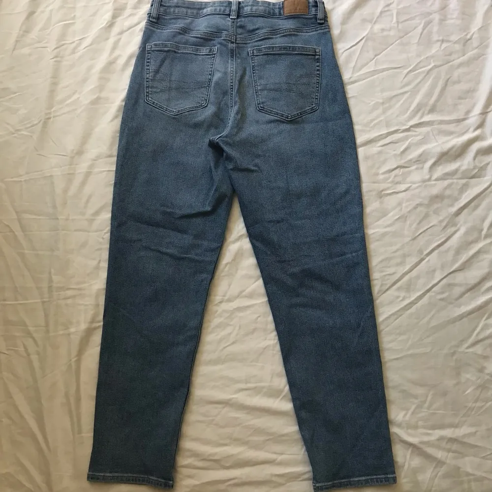 Women’s American Eagle Light wash Mom jeans size 8 - Image 2