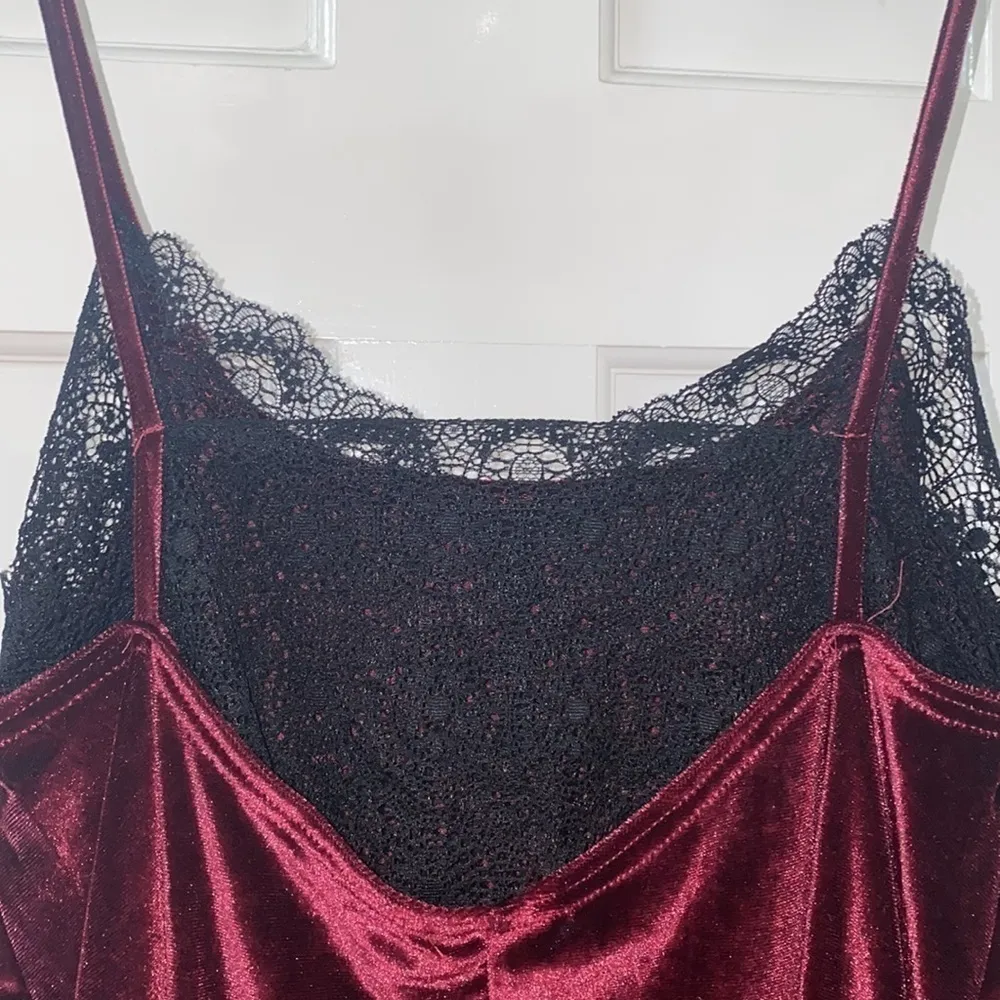 Anthropologie Maronie burgundy velvet mini with black lace insert. Size M. NWT. - Image 5