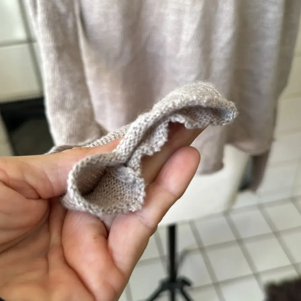 Michael stars taupe long sleeve linen blend v neck knit top sweater size small - Image 2