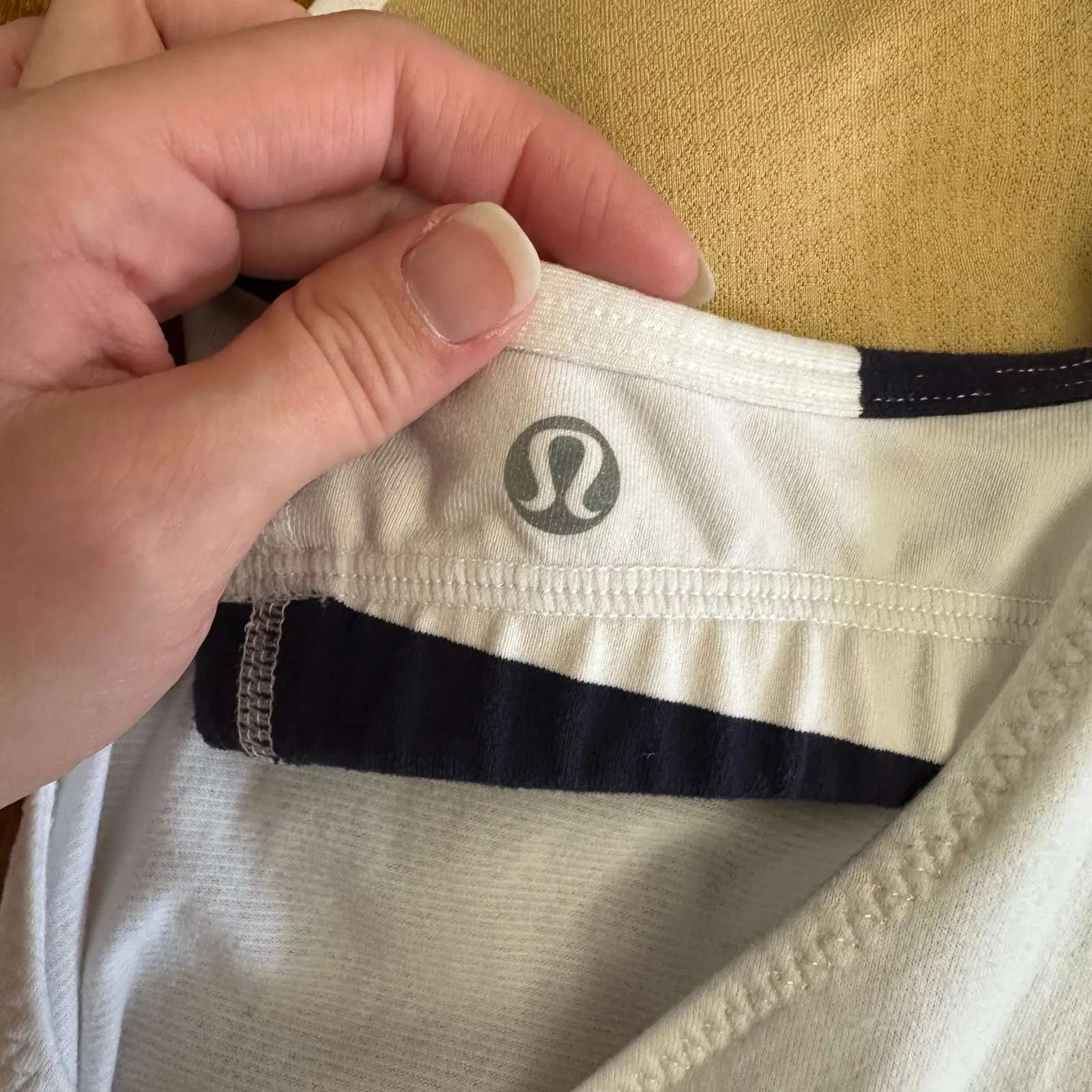 Lululemon Women’s Size 6 White‎ Navy Racerback Tank Top Built-In Bra Yoga Gym - Image 2