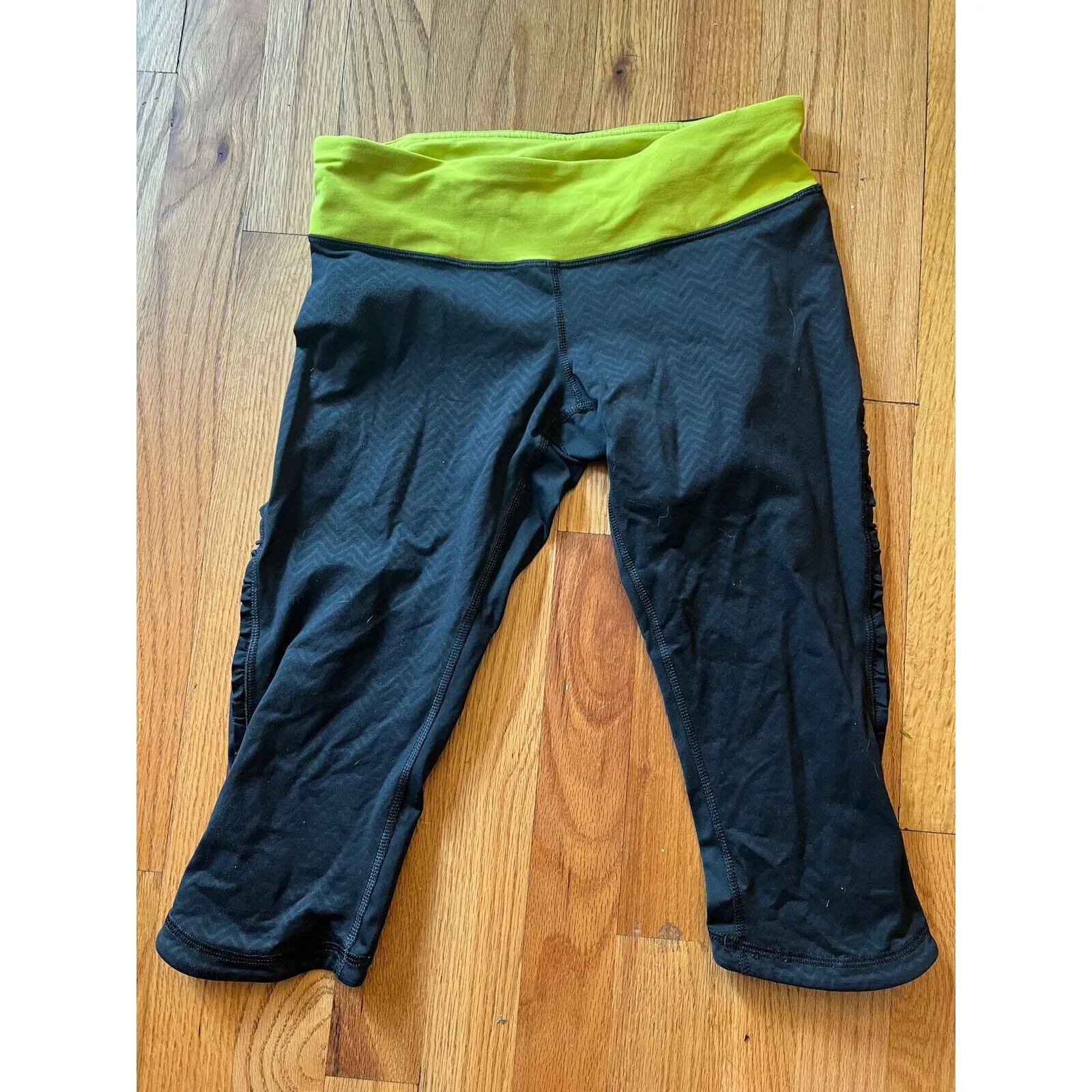 Lululemon Run: Fast  Free Crop Mini Squiggle Emboss Black / Split Pea Size 6 - Image 4