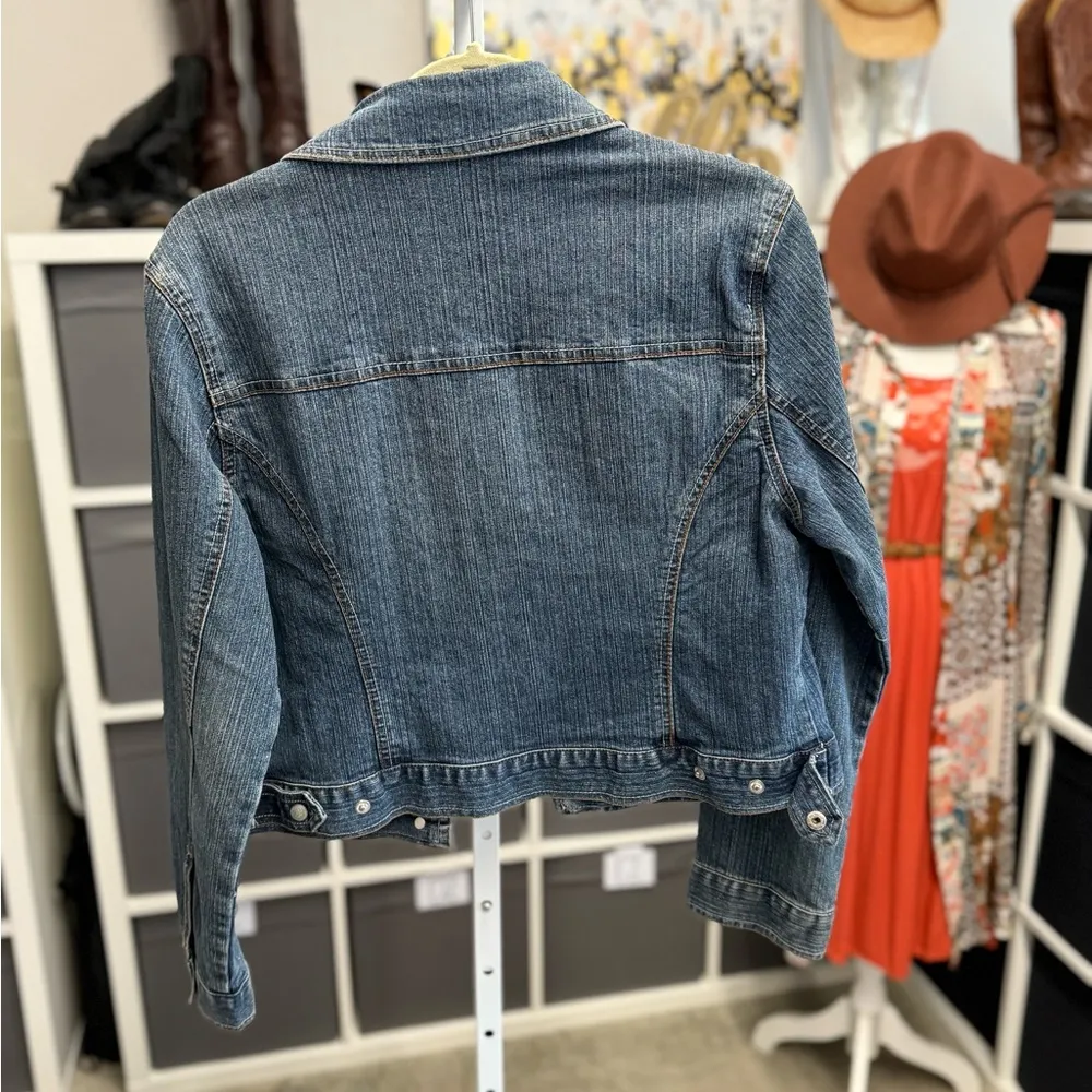 Jessica Howard Petite Distressed Bomber Denim Jean Jacket with Two Pockets - Image 5