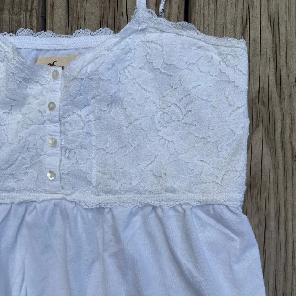 Hollister white lacey floral cami tank top with buttons - Image 2
