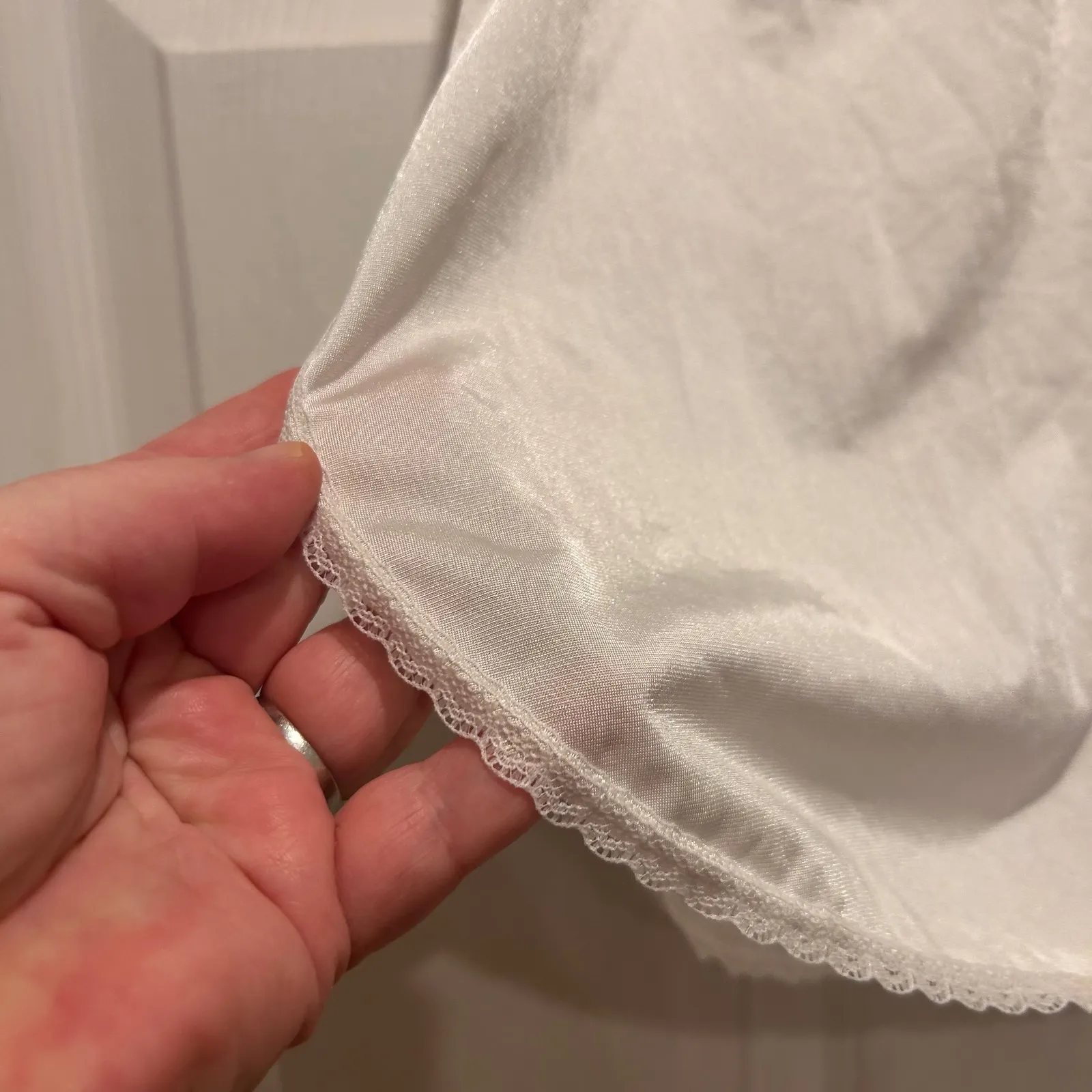 VTG Vanity Fair Womens Size M 16" M/40 White Lace Trim Nylon Half‎ Slip11-760 - Image 2